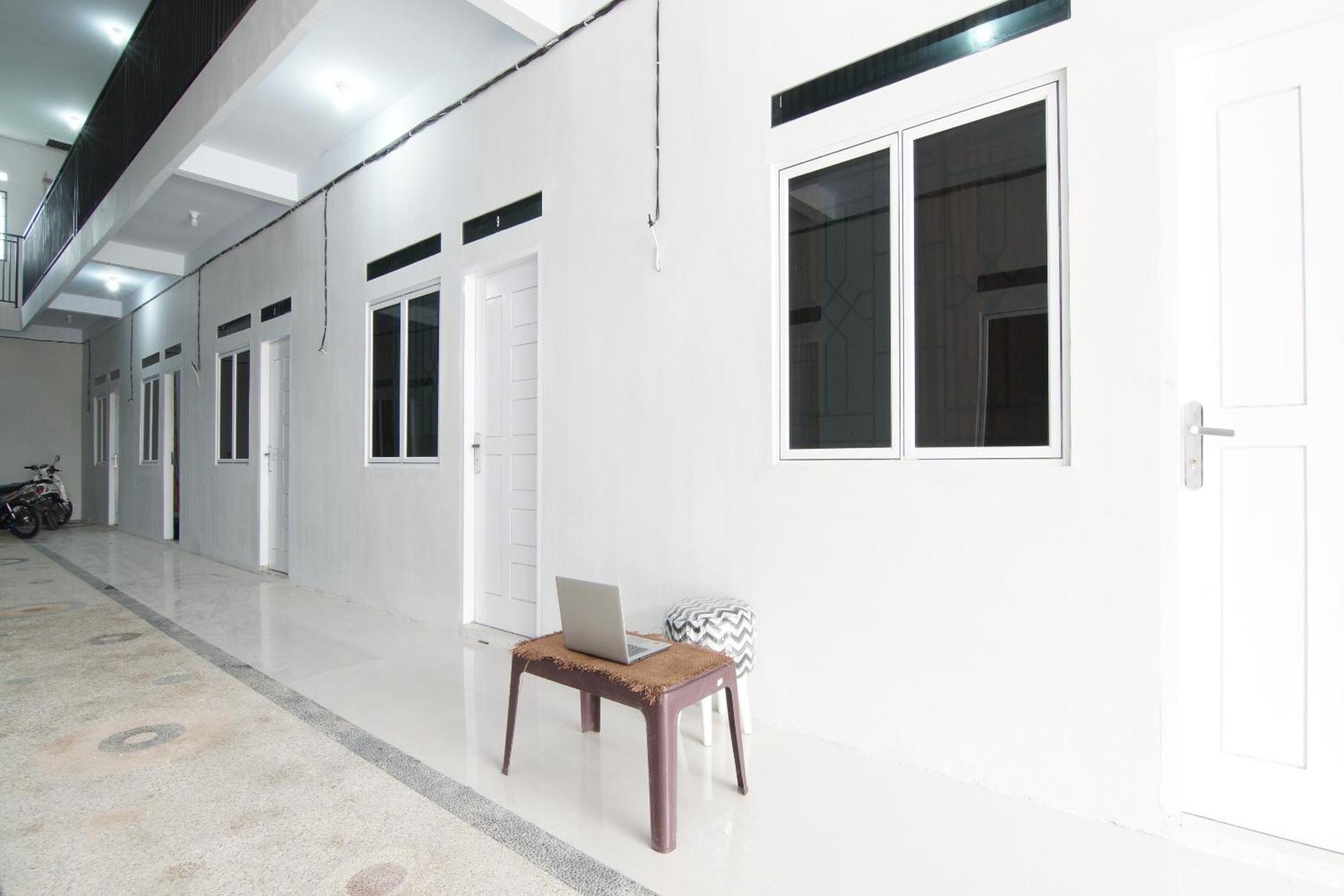 Oyo 93767 45 Guest House Sragen 외부 사진