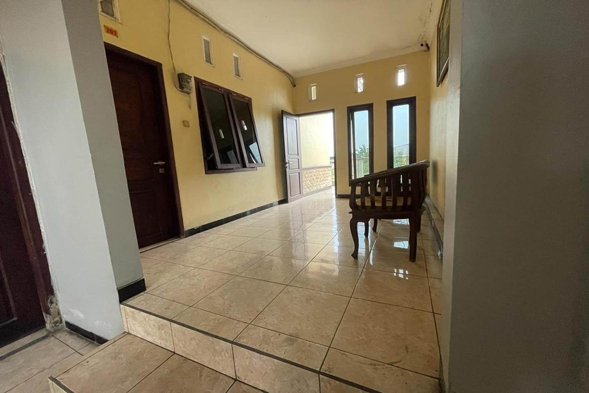 Oyo 93767 45 Guest House Sragen 외부 사진