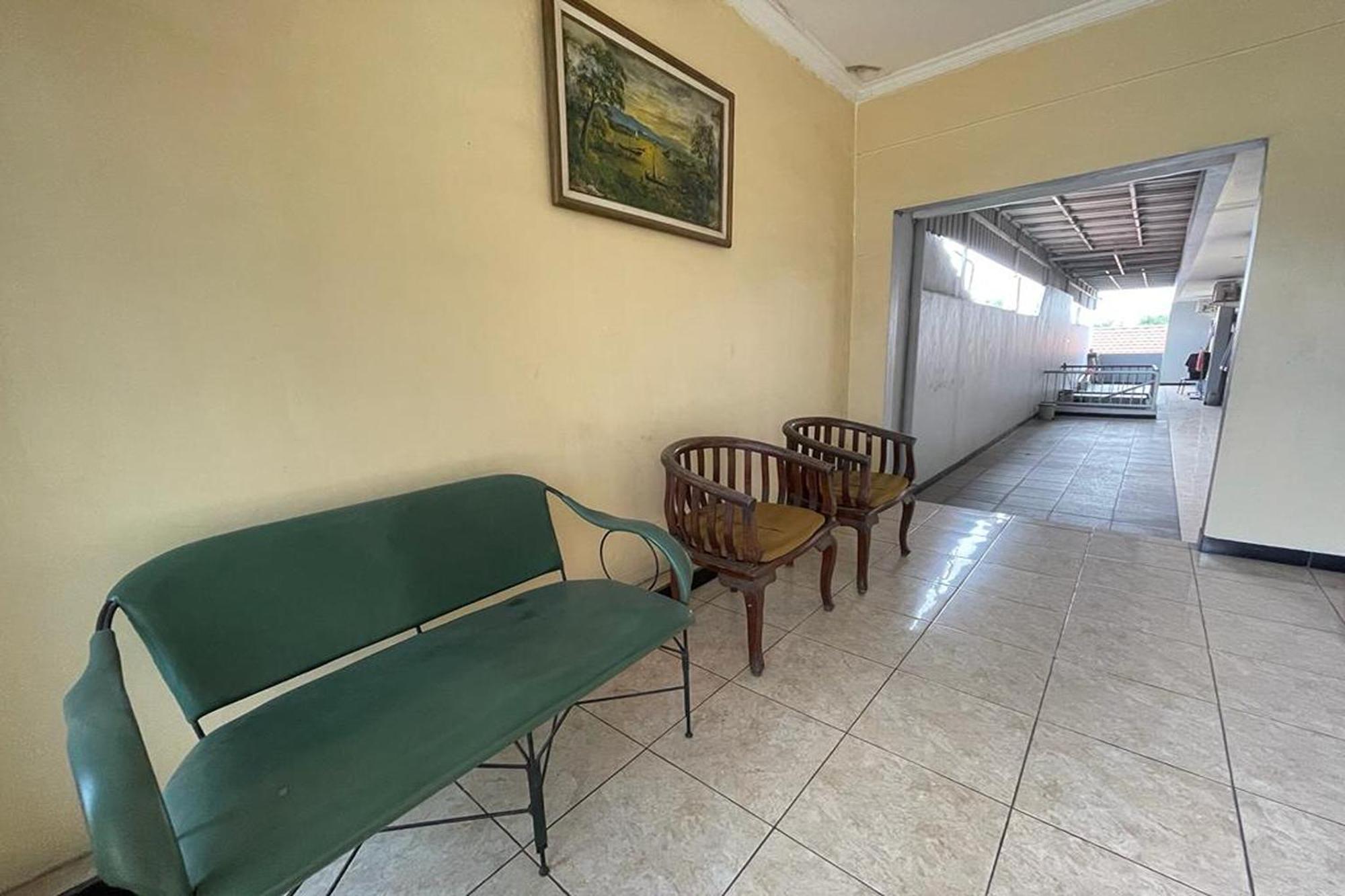 Oyo 93767 45 Guest House Sragen 외부 사진