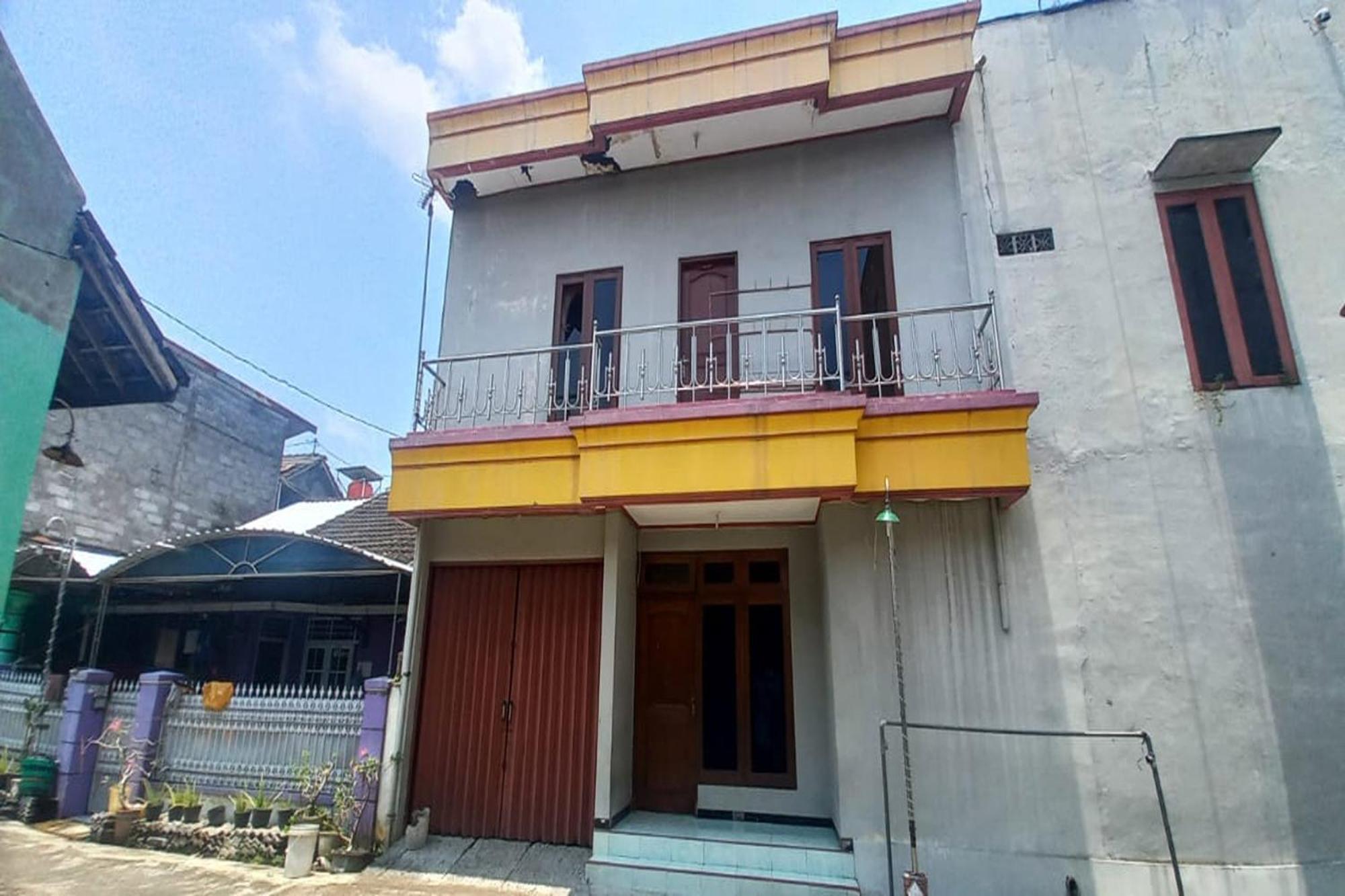 Oyo 93767 45 Guest House Sragen 외부 사진